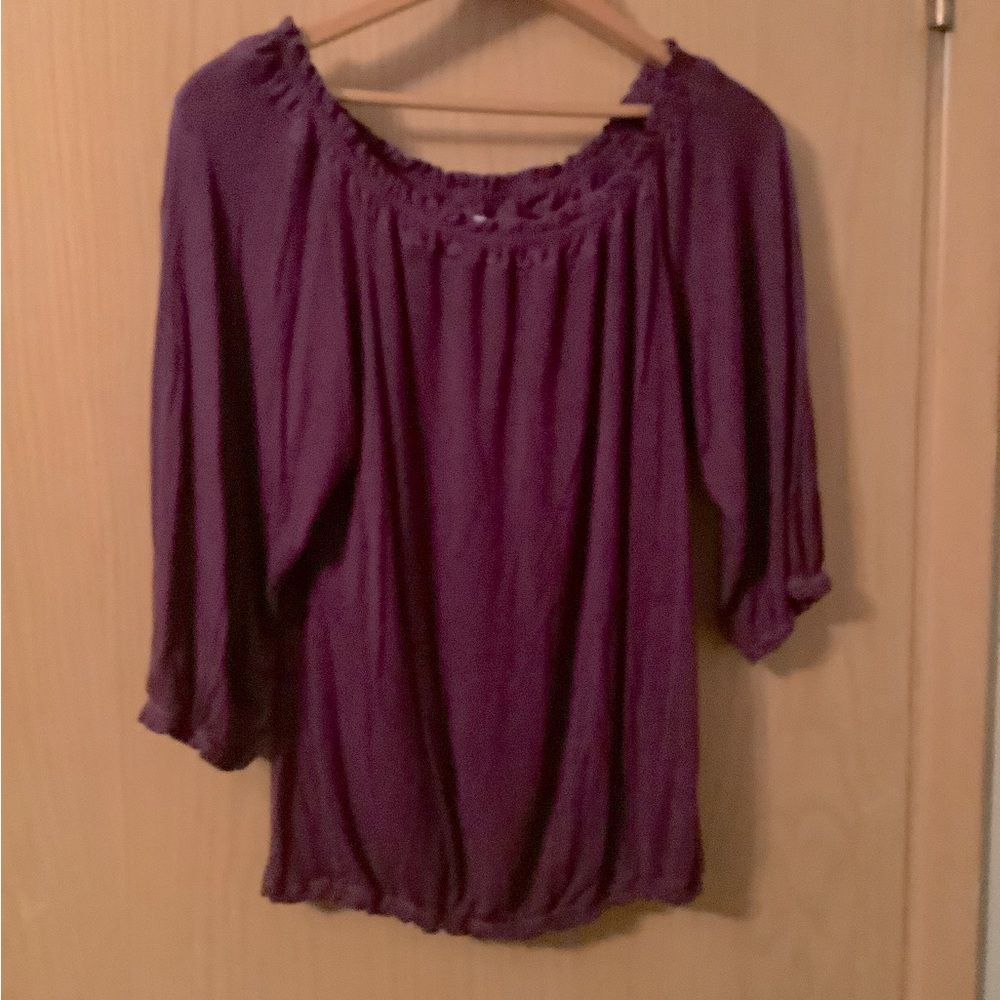 Womens off the shoulder top by Smooch. Size 1X. (Fits like a L)